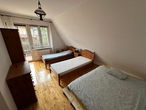 Habitación pequeña con 2 camas y ventana en Oaza spokoju - Szczyrk - Spacerowa 32 en Szczyrk
