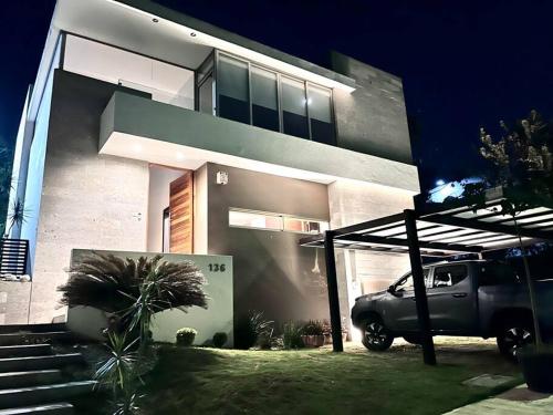 ein LKW, der vor einem Haus parkt in der Unterkunft Residencia Campo Golf Altozano in Villahermosa
