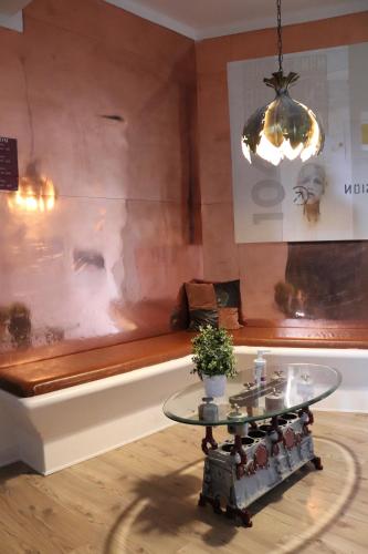 - un salon avec une table et un canapé dans l'établissement Milling Hotel Mini 19, à Odense