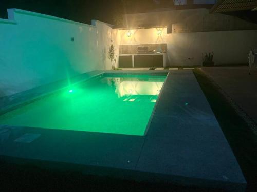 Residencia Campo Golf Altozano في فيلاهيرموسا: مسبح كبير في الليل مع وجود انوار فيه
