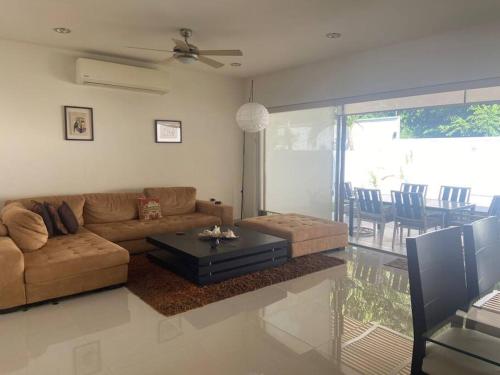 a living room with a couch and a table at Residencia Campo Golf Altozano in Villahermosa