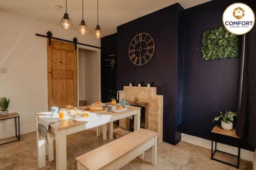 comedor con mesa y chimenea en 20% off Monthly Stays 2 Bedroom Townhouse en Nottingham