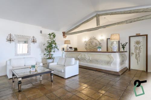un soggiorno con divano bianco e tavolo di HOTIDAY Hotel Porto Cervo a Porto Cervo