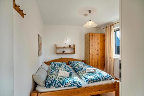 a bedroom with a bed with blue and white sheets at Reinhards Ferienwohnung in Greifswald