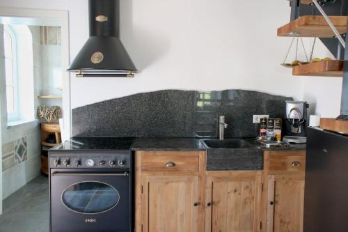 uma cozinha com um fogão e um lavatório em Türmle em Öhningen