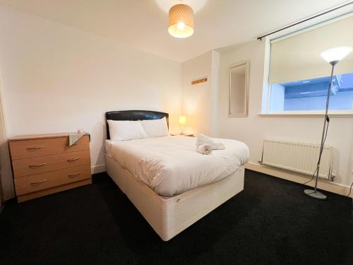 ein kleines Schlafzimmer mit einem Bett und einem Fenster in der Unterkunft Central Gem 1 Bed Flat City Centre in Glasgow