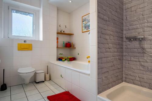 een badkamer met een douche, een toilet en een bad bij Ferienwohnung Glückauf in Castrop-Rauxel