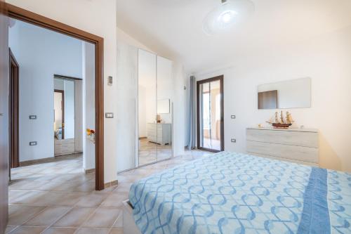 - une chambre blanche avec un grand lit et une salle de bains dans l'établissement Villetta Cenzina, à Olìa Speciosa