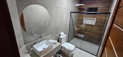 ein Bad mit einem Waschbecken und einem Spiegel in der Unterkunft pousada alkamar Quarto Master in Maragogi