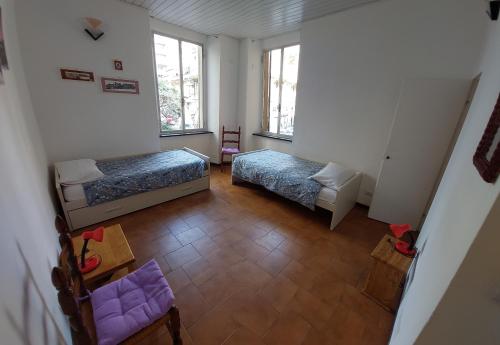 ein Zimmer mit 2 Betten und Luftblick in der Unterkunft La G in Genua