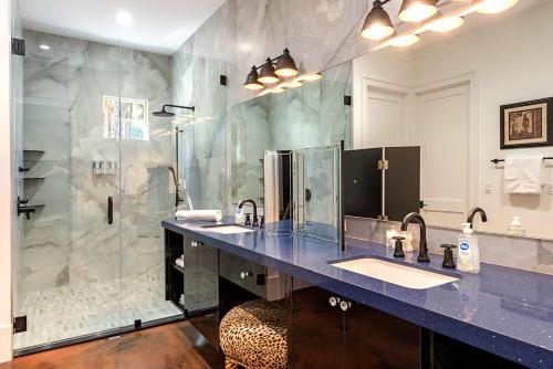 y baño con 2 lavabos y ducha. en 4 Private Suites in a New Ultra Luxury Residence, en Naples