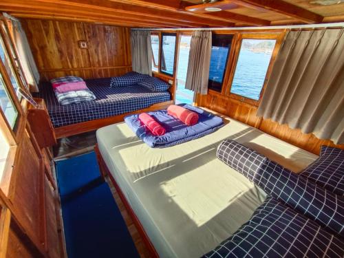 dwa łóżka w środku łodzi w obiekcie Open Trip Komodo 3D2N w Labuan Bajo