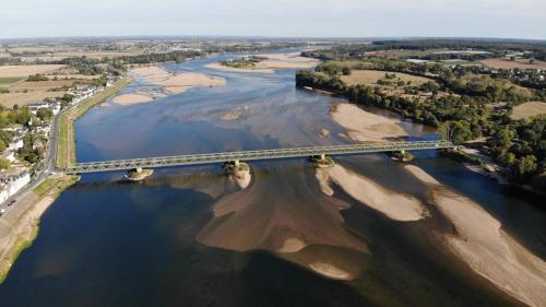 una vista aérea de un puente sobre un río en Maison de campagne en cours de rénovation dans un village en bord de Loire, en Saint-Mathurin
