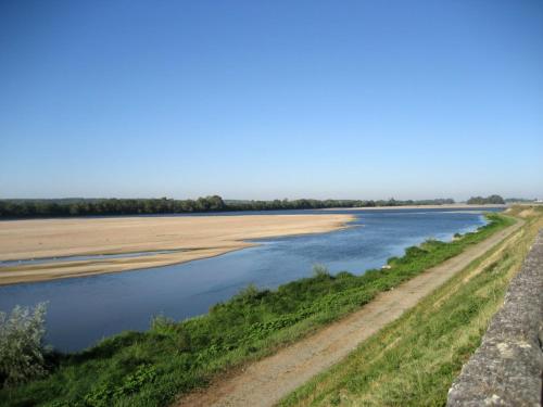 een uitzicht op een rivier vanaf een brug bij Maison de campagne en cours de rénovation dans un village en bord de Loire in Saint-Mathurin