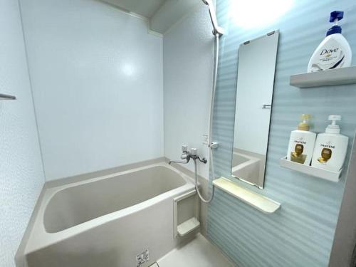 a bathroom with a tub and a sink and a mirror at 600m from Ikebukuro sta 9 min to Shinjuku by Train 池袋1 in Tokyo