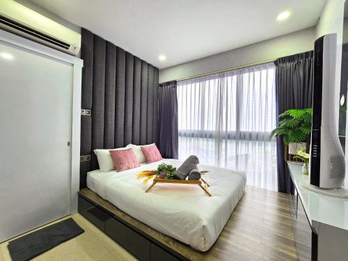 sypialnia z dużym łóżkiem i dużym oknem w obiekcie Loft Suite Seaview near JB CIQ 6-7Pax w mieście Johor Bahru
