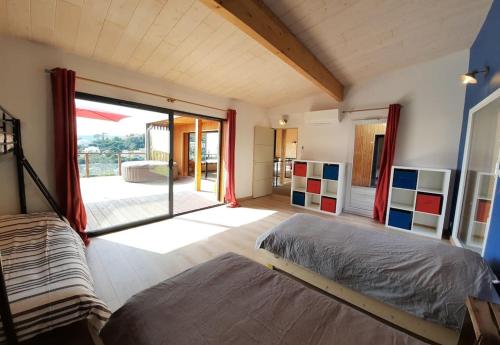 - une chambre avec un lit et une grande porte coulissante en verre dans l'établissement VILLA LE REPERE - TOUT CONFORT VUE MER 14 PERSONNES -, à Fréjus