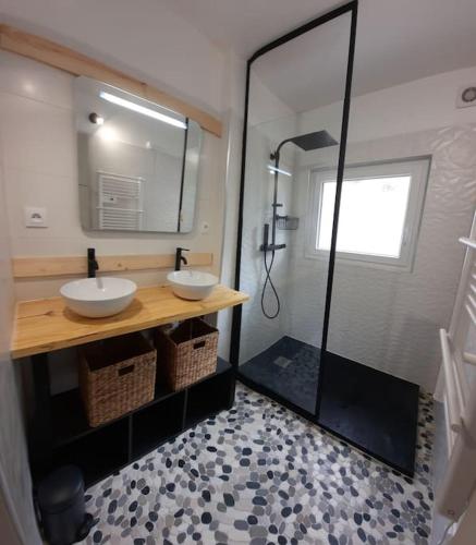 une salle de bain avec deux lavabos et une douche dans l'établissement VILLA LE REPERE - TOUT CONFORT VUE MER 14 PERSONNES -, à Fréjus