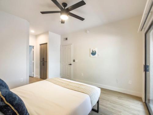 a bedroom with a bed and a ceiling fan at 2BR Kierland Commons Golf Oasis by CozySuites! in Scottsdale