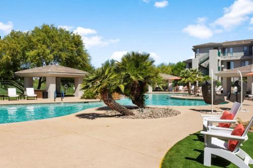 Πισίνα στο ή κοντά στο 2BR Kierland Commons CozySuites by the golf course