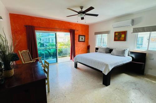 um quarto com uma cama e uma ventoinha de tecto em Oceanfront Residence em Las Terrenas