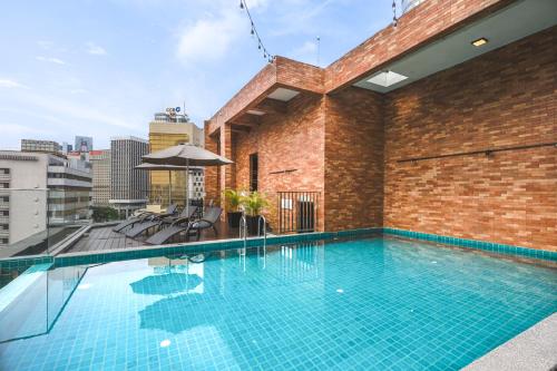 een zwembad op het dak van een gebouw bij Santa Grand Classic Kuala Lumpur, Chinatown in Kuala Lumpur