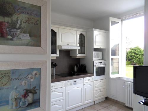 Photo de la galerie de l'établissement Grand Polo Deauville 4 chambres 4 SDB 2 WC, à Deauville