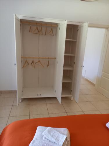 Ένα ή περισσότερα κρεβάτια σε δωμάτιο στο Quinta da Alentegria - 4 cottages met lounge en verwarmd zwembad van april tot eind september!