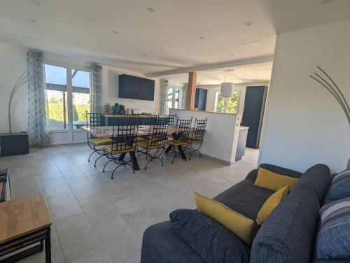 un salon avec un canapé, une table et des chaises dans l'établissement LA LOGIA DU SAPIN, à Villers-Allerand