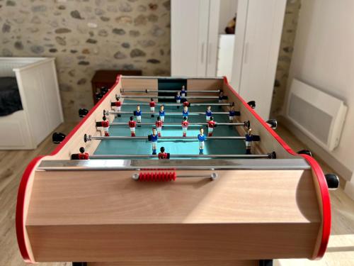 - un ensemble de billards dans une pièce dans l'établissement Refuge de luxe pour les amoureux de la montagne, à Pouzac
