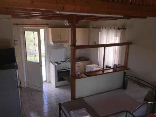 uma pequena cozinha com um fogão e um frigorífico em Kostas--Sarantis--2 em Lakíthra