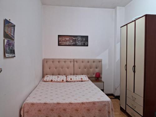 um quarto com uma cama e uma cómoda em Arco Iris Guest House em Porto Alegre