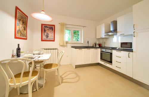 Dapur atau dapur kecil di Apartments Six