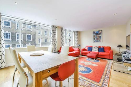 a living room with a table and a couch at CENTRAL WEST END & THEATRE-LAND 2 Beds & 2 Baths in London