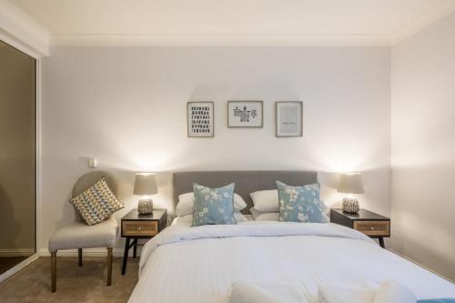 Cherry HintonにあるLovely 1 Bed Apartment With FREE PARKING & Gardenの大きなベッドと椅子2脚のある寝室