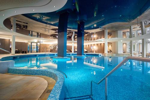- une grande piscine dans un bâtiment dans l'établissement Krumers Alpin – Your Mountain Oasis, à Seefeld in Tirol