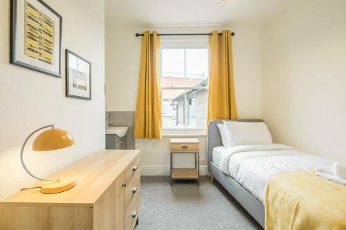 1 dormitorio con cama, escritorio y ventana en Fabulous Large Apartment for 7 - CENTRAL Cambridge en Cambridge