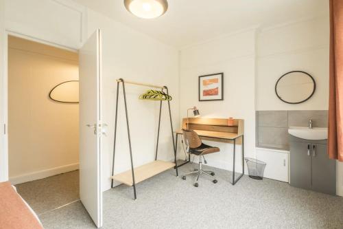 Zimmer mit einem Schreibtisch, einem Stuhl und einem Waschbecken in der Unterkunft Fabulous Large Apartment for 7 - CENTRAL Cambridge in Cambridge