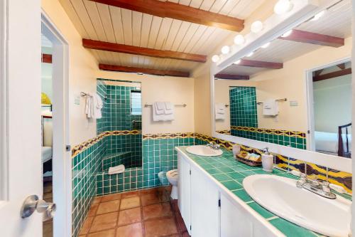 een badkamer met 2 wastafels en een douche bij Condo #23 @ Beachside Villas in Placencia Village