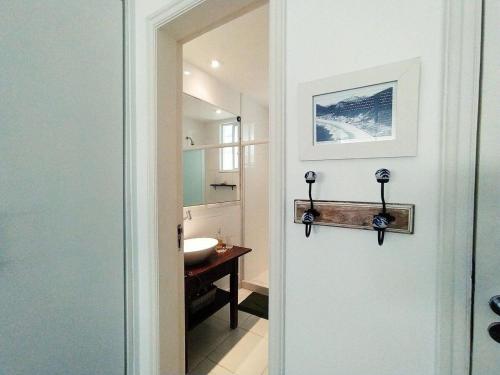 una porta per un bagno con lavandino e bancone di Apartamento Confort 804 a Rio de Janeiro