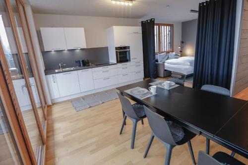 Penthousewohnung mit Bergblick - klimatisiertにあるキッチンまたは簡易キッチン