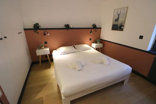 une chambre avec un grand lit blanc dans une pièce dans l'établissement Neuf & Cosy - 2 chambres - 11e, à Paris