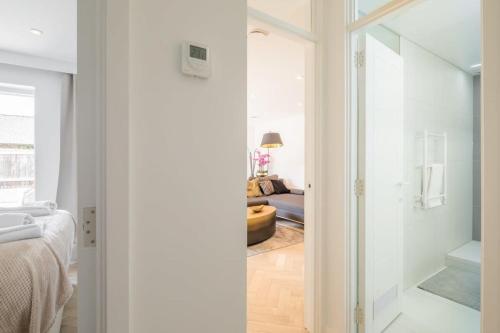uma casa de banho com uma porta de vidro que leva a um quarto em Luxury 2 Bedroom Apartment with AC and Parking em Cambridge