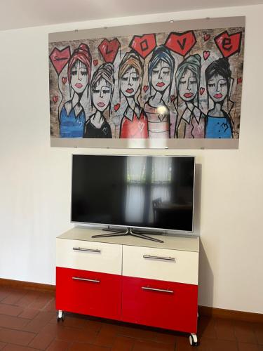 TV a/nebo společenská místnost v ubytování NOALE HOUSE