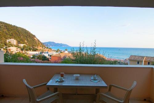 una mesa con 2 sillas y vistas al océano en Nice seaview balcony Porlamar Home 155 en Glyfada