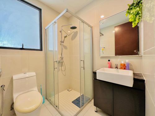 a bathroom with a shower and a toilet and a sink at Muji-Inspired 2BR 2BA Apartment, 8 Mins to CIQ, Sleeps 2-6 in Johor Bahru