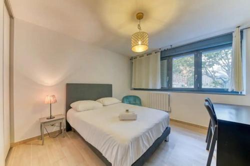 une chambre avec un lit, une table et une fenêtre dans l'établissement Studio Cosy Coeur Part Dieu, à Lyon
