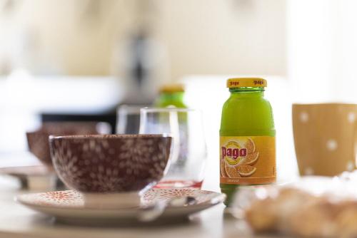 - une bouteille de soda assise sur une table avec un bol dans l'établissement Studio Cosy Coeur Part Dieu, à Lyon