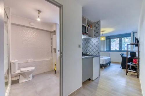 une salle de bain avec toilettes et lavabo dans l'établissement Studio Cosy Coeur Part Dieu, à Lyon
