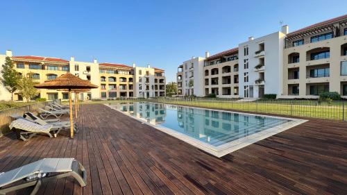 Bazén v ubytování Apartamento T2 novo e espaçoso em Vilamoura nebo v jeho okolí